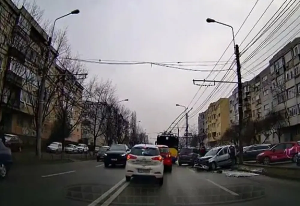 Troleu implicat într-un accident la Podul Înalt! O femeie a ajuns la spital