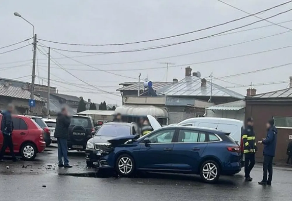 Accident cu trei mașini implicate, lângă sediul ISU Prahova