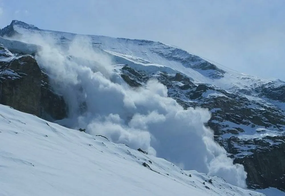 Risc mare de avalanșe în Bucegi. Cod galben de ninsori abundente în zona de munte din Prahova