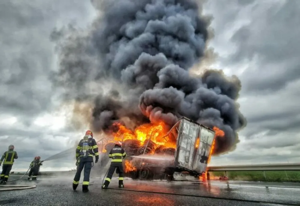 Circulaţie întreruptă pe Autostrada A3 Bucureşti-Ploieşti, în urma unui incediu la un autocamion