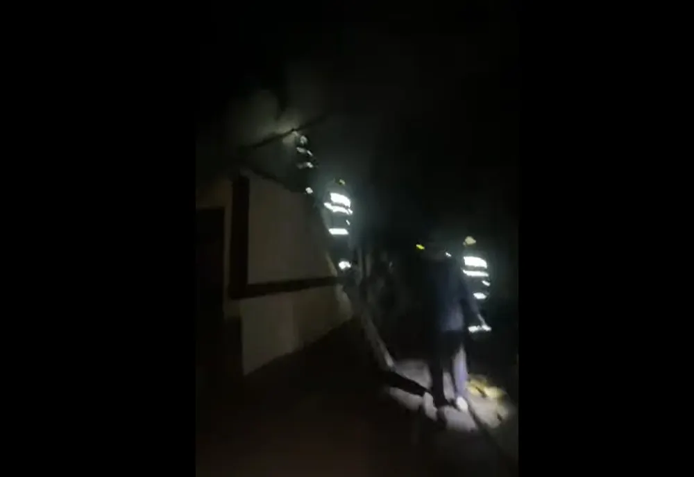 Prahova. Incendiu violent într-o gospodărie din Lapoş. Două persoane au suferit atac de panică