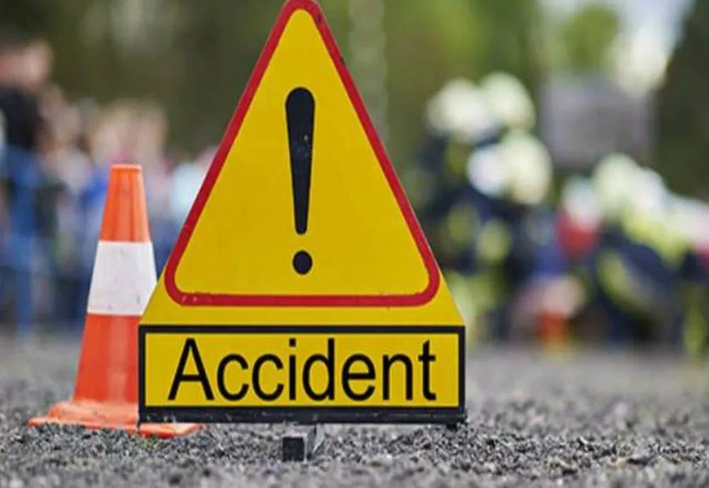 Prahova. Accident pe DN1, provocat un tractorist. A lovit două mașini parcate, a rupt un branșament de gaze și a rănit un pieton