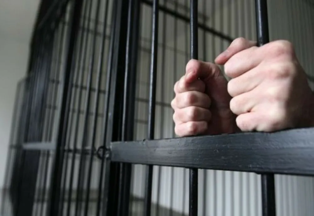 Un ploieștean care avea patru mandate de arestare pe numele său a fost săltat de pe stradă de polițiștii prahoveni