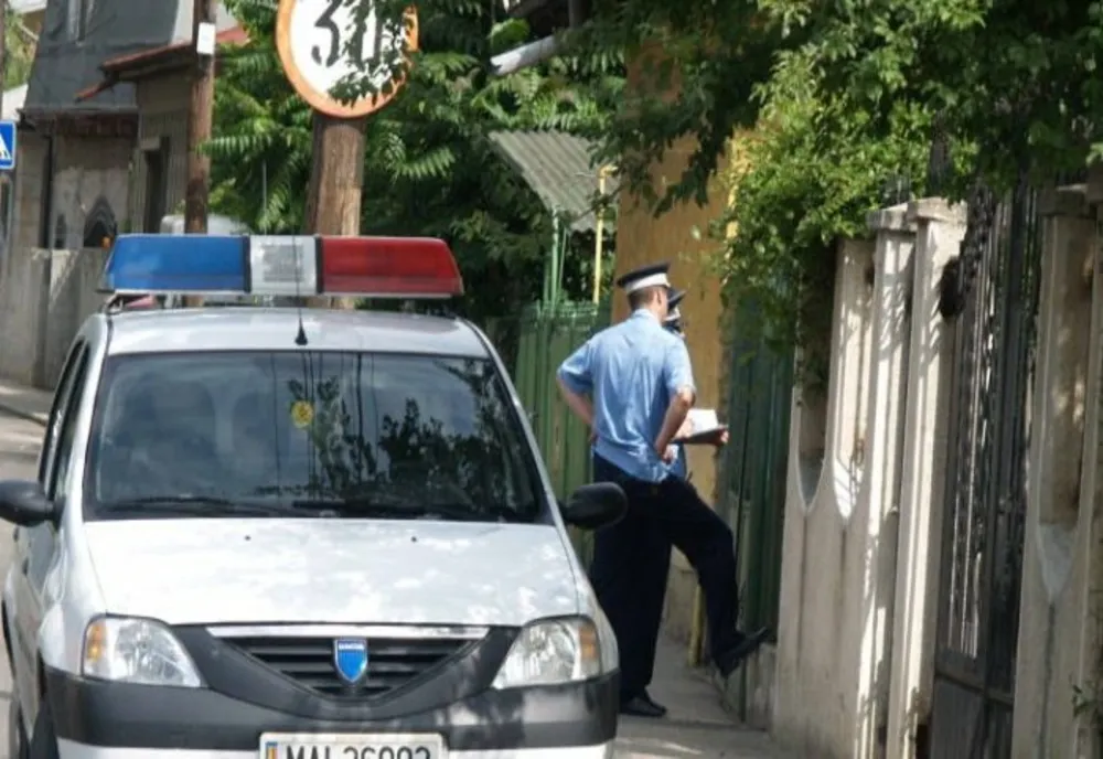 Doi tineri reţinuţi după ce au spart o casă de vacanţă din Breaza