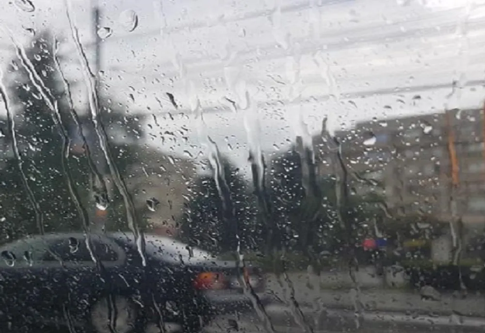 Ploi, vânt și grindină în Prahova. Grindină, ninsori și risc mare de avalanșe în Bucegi