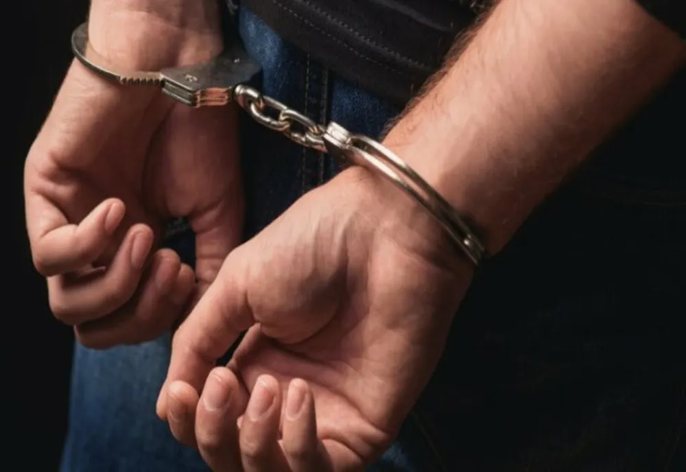 Prahova. Bărbat reţinut după ce i-a dat în cap unui consătean cu coada unui topor 