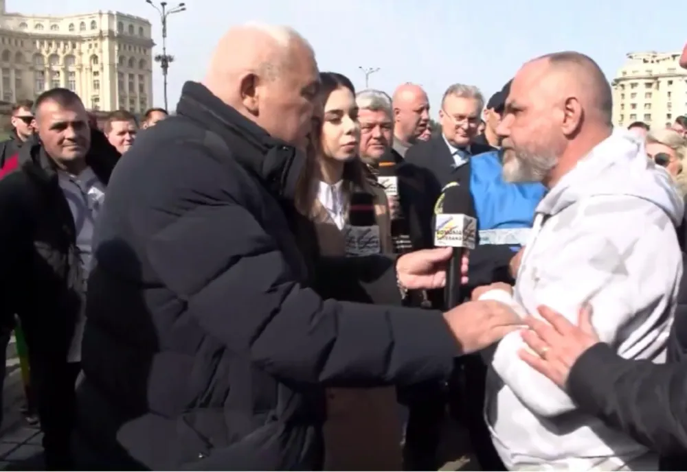 Echipa Realitatea Plus, luată cu asalt de infiltrați. Avem dovada: taximetristul scandalagiu și-a încercat norocul în politică