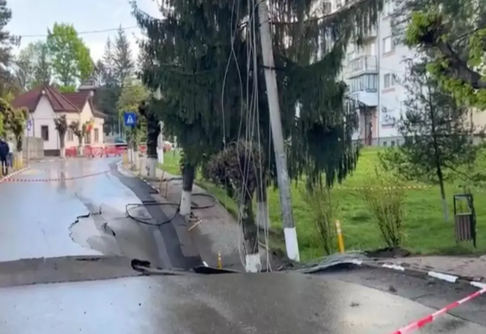 Stradă surpată la Slănic: persoanele evacuate se pot întoarce la casele lor