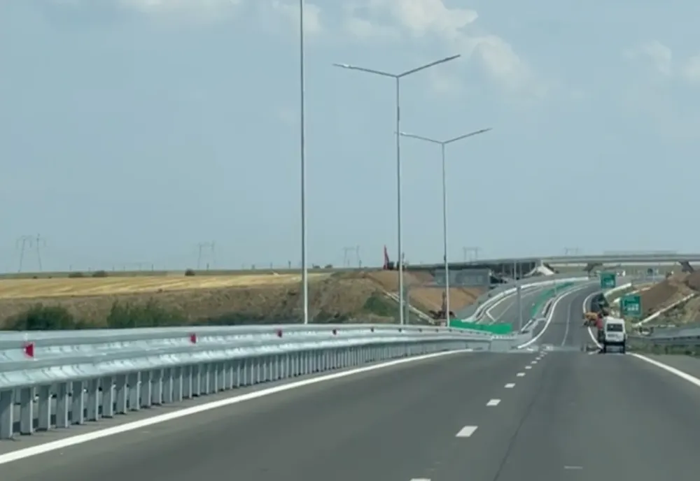 Întoarcerea acasă, cu nervi și mizerie: cozi kilometrice pe A1 și parcări sufocate de gunoaie