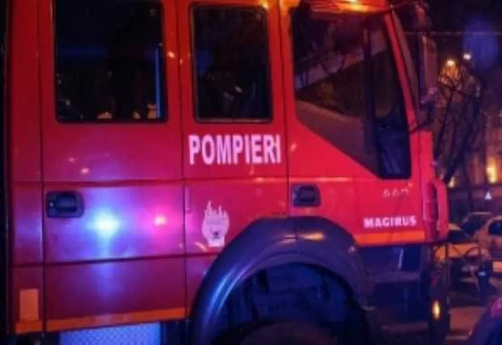 INCENDIU VIOLENT ÎN PLOIEȘTI: DOUĂ CASE CUPRINSE DE FLĂCĂRI, TREI CADRE MILITARE RĂNITE