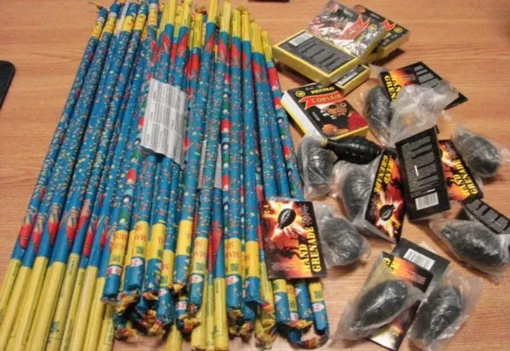 Un bărbat din Prahova a fost prins cu 3 tone de artificii și petarde 