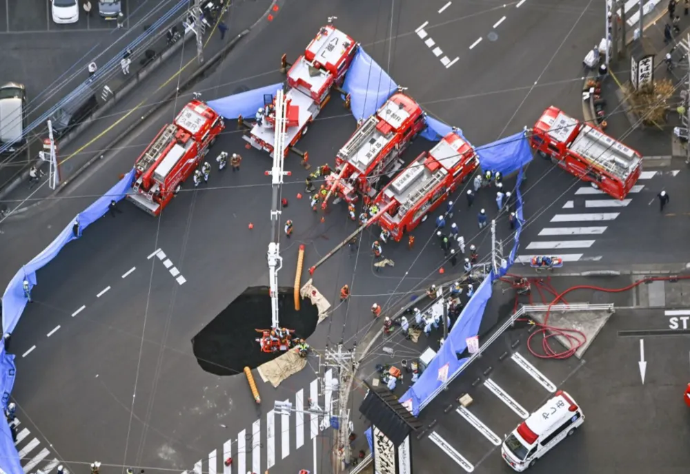 OPERAȚIUNE DE SALVARE CONTRACRONOMETRU ÎN TOKYO: ȘOFER DE CAMION BLOCAT DE PESTE 24 DE ORE ÎNTR-UN CRATER URIAȘ, DUPĂ SURPAREA ASFALTULUI