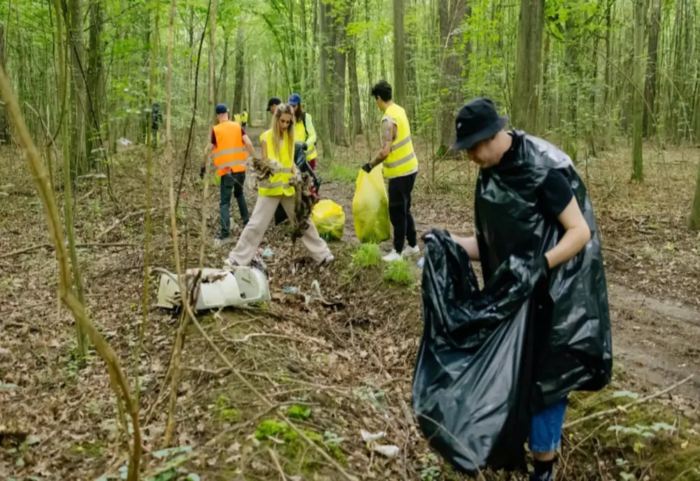 Gesturi simple care contează pentru un viitor mai bun. Peste 15 tone de deșeuri colectate în cadrul campaniei de ecologizare a BAT România în pădurea Plopeni, județul Prahova