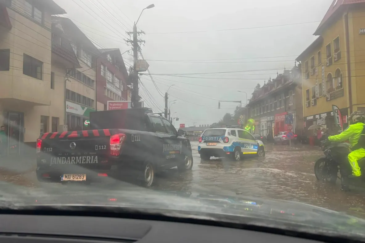 Inundaţii pe DN1, la Buşteni, după o ploaie torenţială. Circulația afectată de viitură - VIDEO
