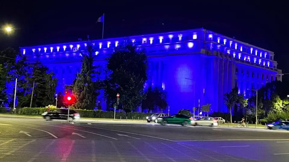 Guvernul marchează Ziua Mondială împotriva Traficului de Persoane: Palatul Victoria, iluminat în albastru