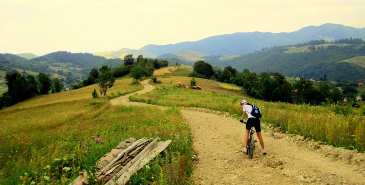 Turişti cu biciclete, suprinşi de ploaie pe un traseu montan în zona Comarnic- Secăria