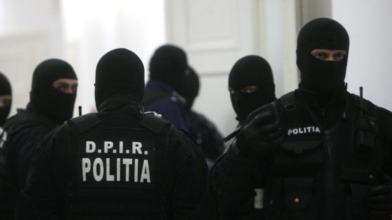 Percheziţii ale poliţiştilor ploieşteni la persoane bănuite de furturi din mașini