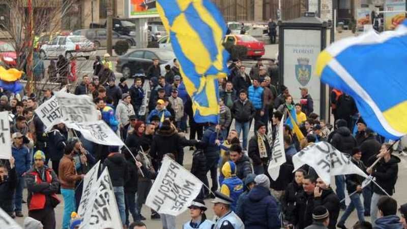 Suporterii Petrolului Ploiești se pregătesc să sărbătorească promovarea în Liga a IIa : Să tremure iarăși țara la gândul că lupii galbeni s-au întors! 