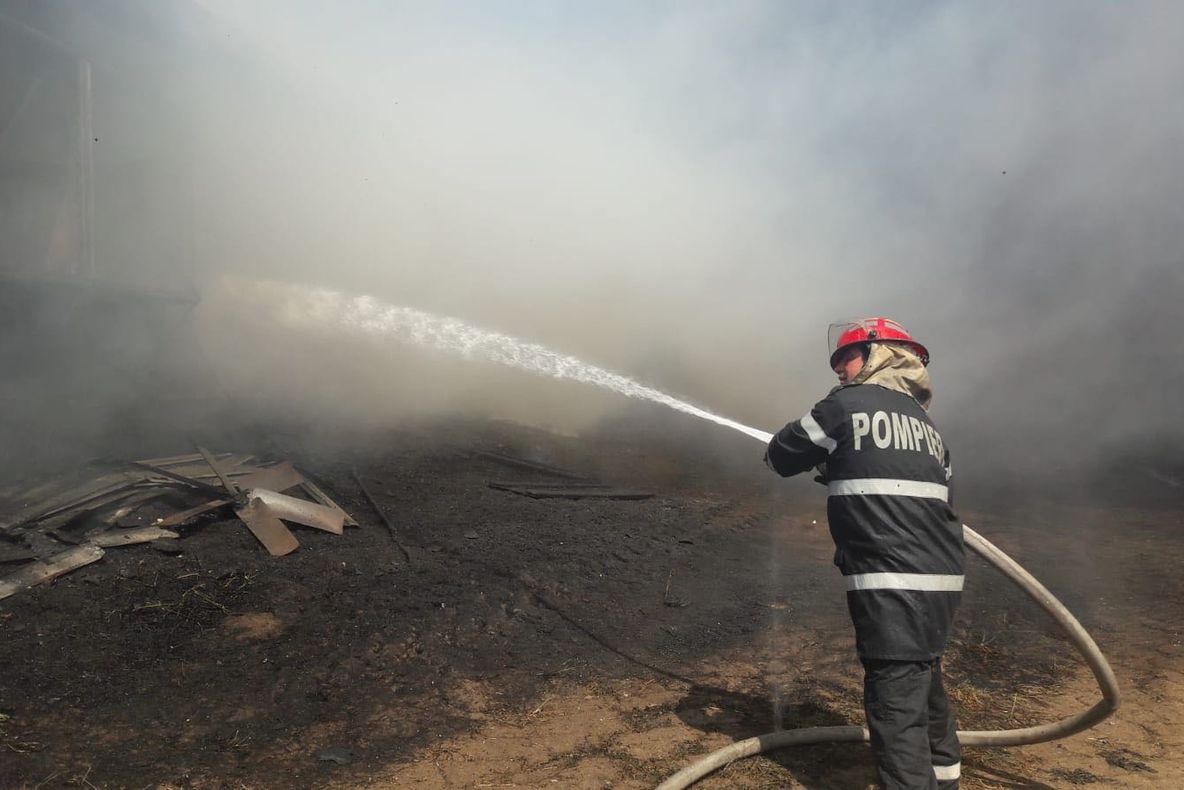 Incendiu într-o gospodărie din Florești! Au fost cuprinși de flăcări zeci de baloți de paie