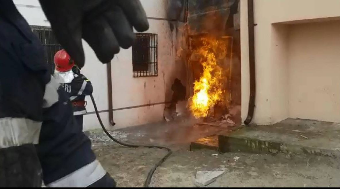 Femeie rănită grav într-un incendiu la Boldești-Scăeni