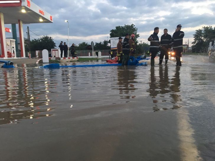 FOTO Trafic blocat la ieșirea din DN1 spre Ploiești din cauza inundațiilor