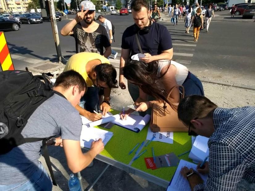 Peste 10.000 de prahoveni au semnat petiţia "Fără penali în funcţii publice"