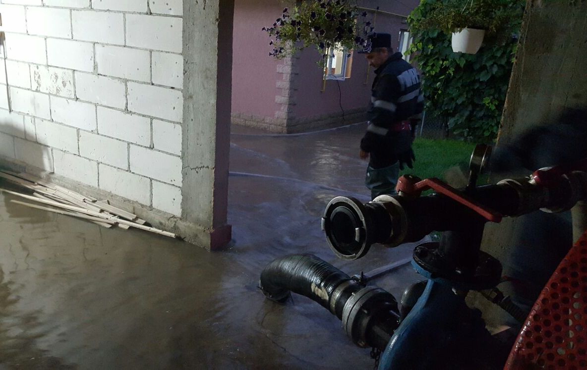 Subsolul Spitalului Municipal Câmpina, inundat în urma ploii torențiale