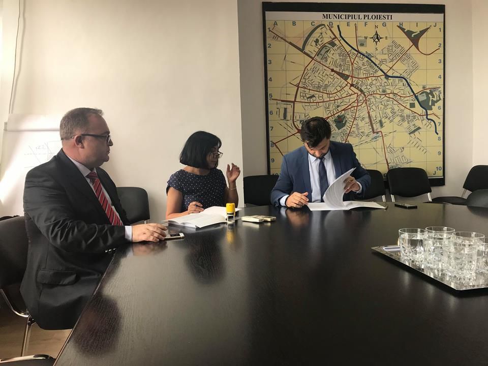 Primarul Adrian Dobre a semnat contractul pentru achiziționarea primelor 10 autobuze. Cum arată și când vor ajunge la Ploiești| FOTO&amp;VIDEO
