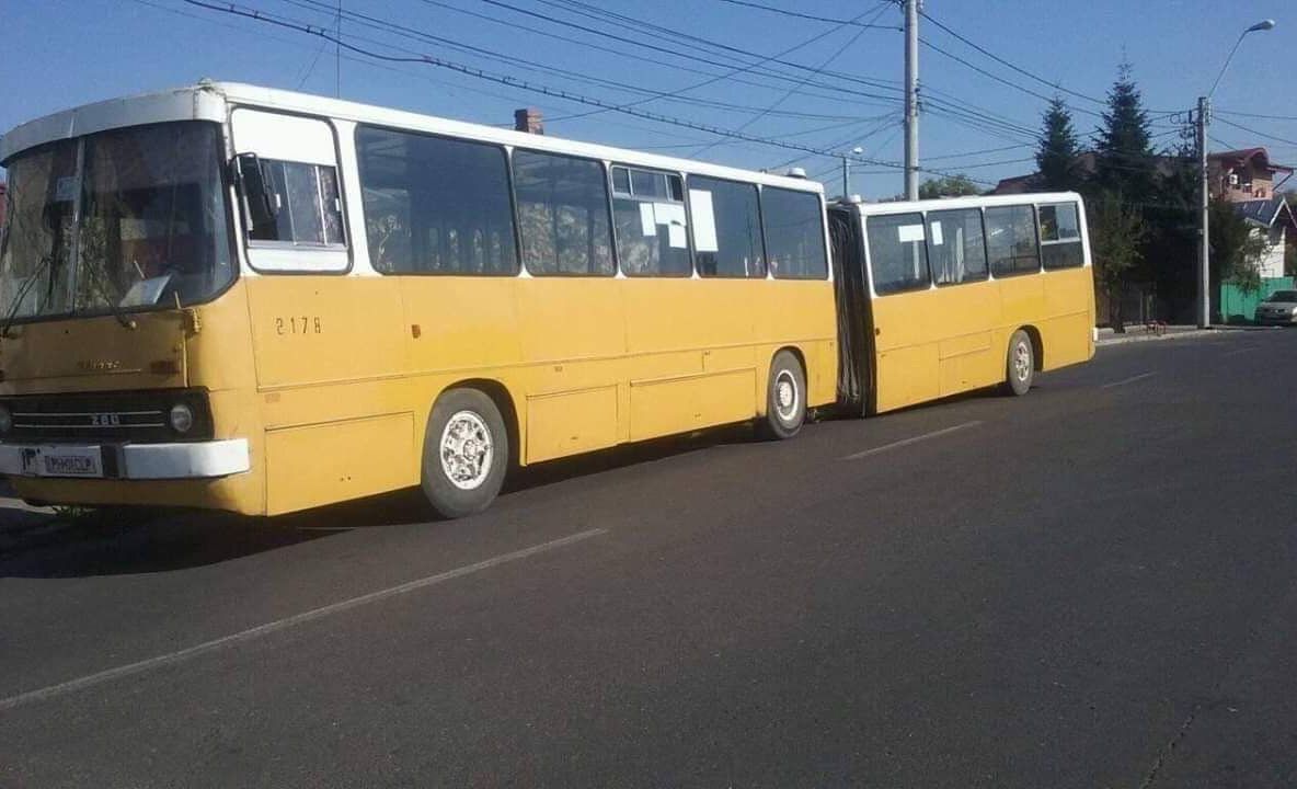 Viața călătorilor cu mijloacele de transport TCE Ploiești, pusă în pericol! Un autobuz s-a rupt de la jumătate