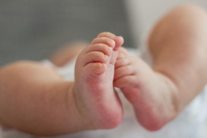 Clipe de coșmar pentru o mamă adoptivă! Bebelușul de care avea grijă a murit la câteva ore după ce a fost dus la Spitalul de Pediatrie Ploiești cu febră