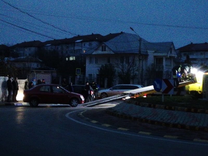 Trafic restricționat pe DN1A, în zona Măneciu. Un TIR încărcat cu bere s-a răsturnat