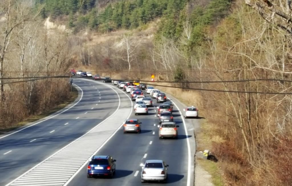Trafic intens și vizibilitate redusă din cauza ceții, pe DN1