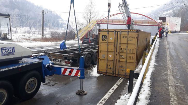 FOTO Trafic restricționat pe DN1, la Breaza pentru ridicarea TIR-ului