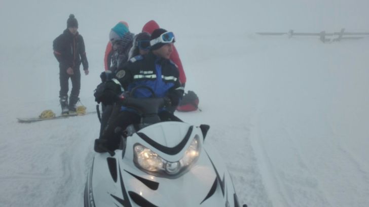 VIDEO Sute de turiști, blocaţi pe munte, la Cota 2000 din cauza vremii extreme