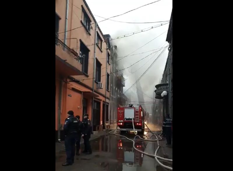 Două case din Ploiești, cuprinse de flăcări! În podul unei locuințe a fost găsit un bărbat decedat