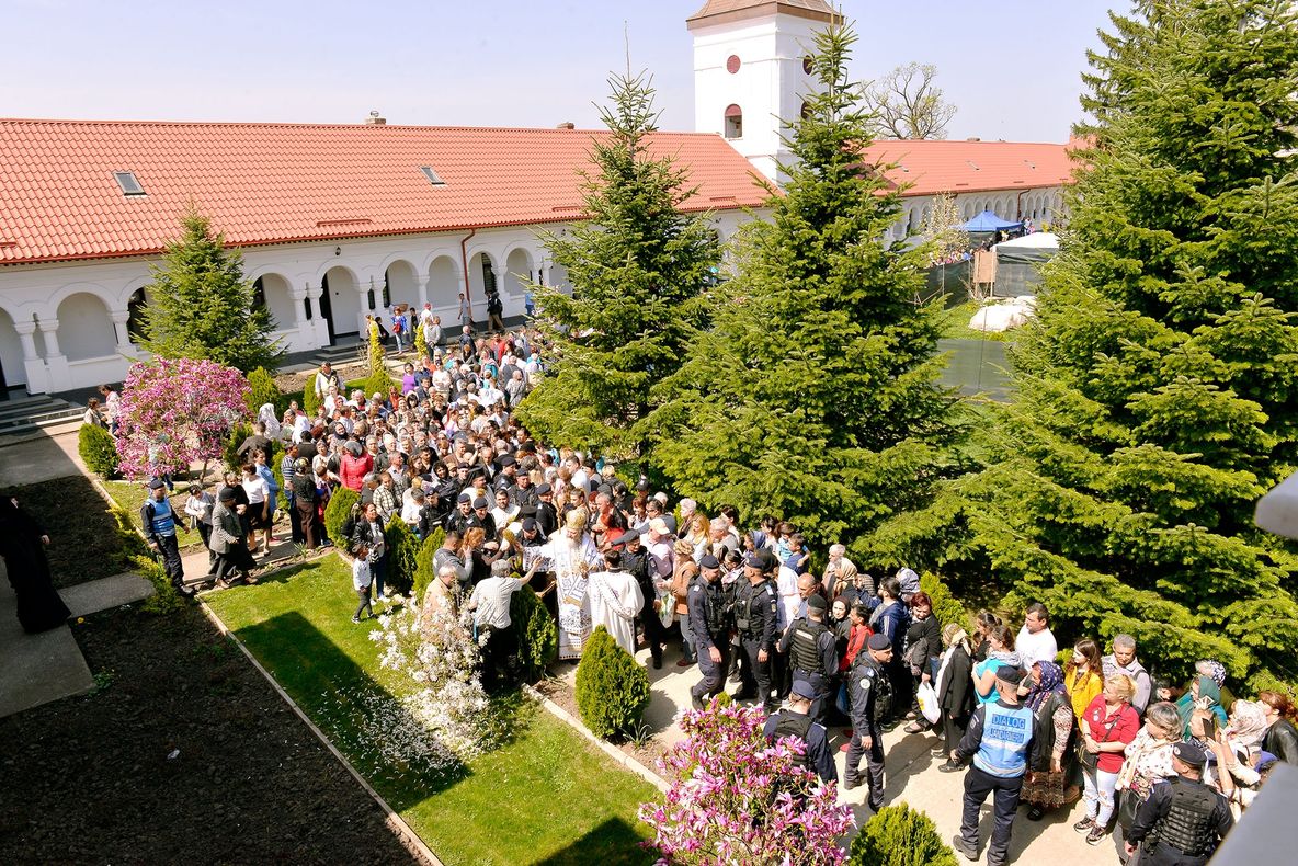Mănăstirea Ghighiu, luată cu asalt de credincioși de Izvorul Tămăduirii!