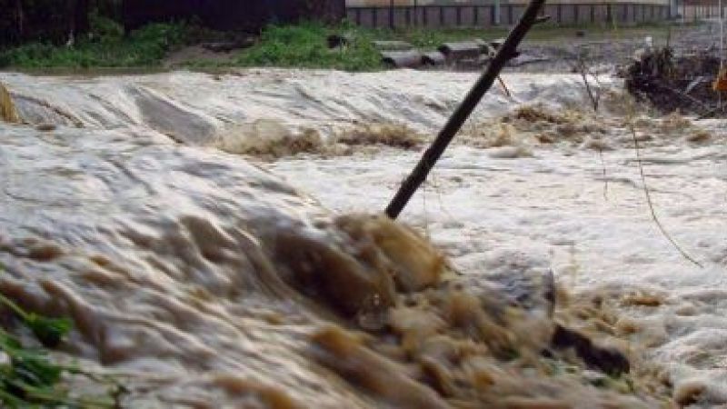 Circulaţia feroviară între Valea Călugărească şi Ploieşti, oprită. Calea ferată e acoperită de ape!