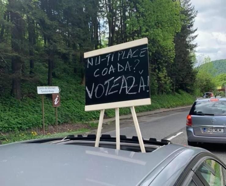 Cea mai tare poză! “Nu-ți place coada? Votează!”, mesajul unui șofer care se afla în trafic pe Valea Prahovei