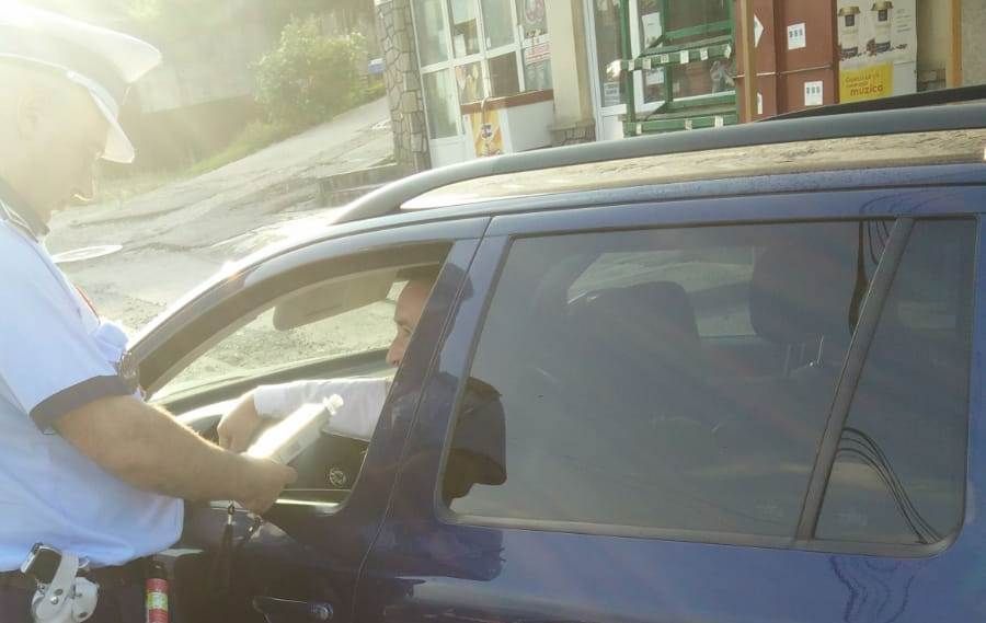 94 permise de conducere reținute, 47 certificate de înmatriculare retrase de polițiștii prahoveni