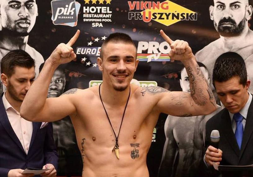 Luptător MMA ploieștean, reținut după ce a plătit o prostituată cu bani falși
