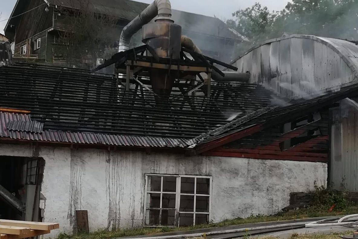 FOTO| O fabrică de cherestea din Măneciu, cuprinsă de flăcări