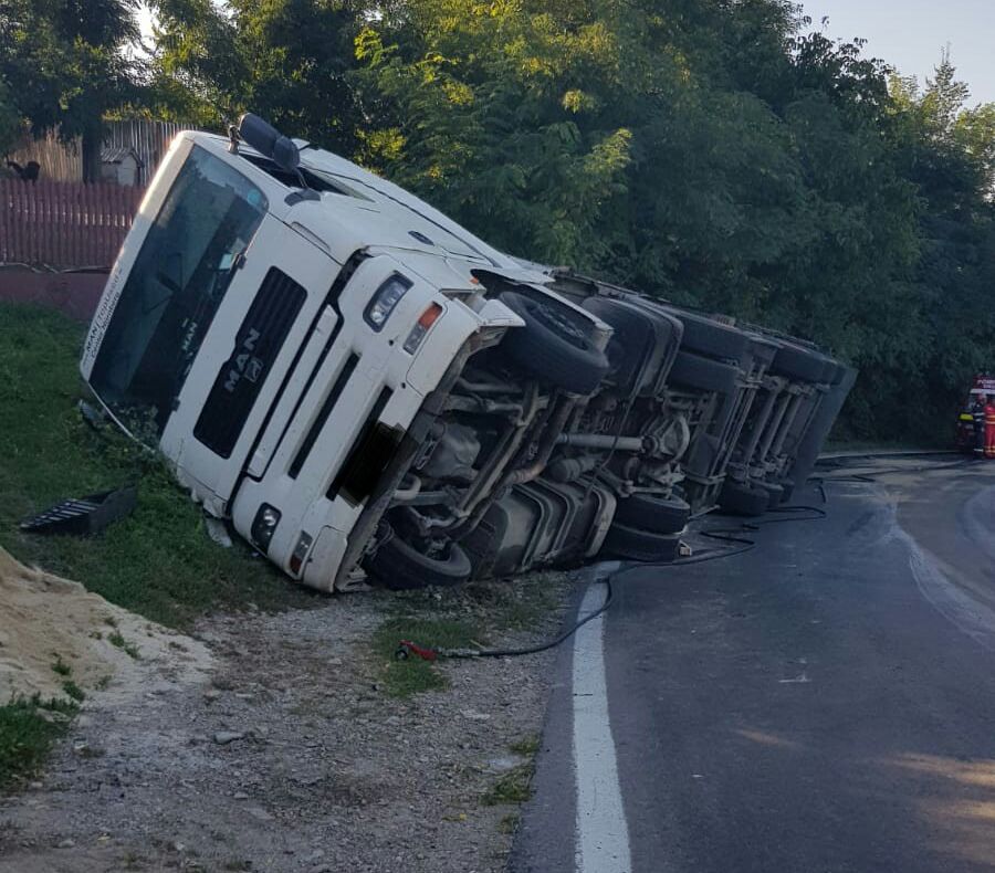 Trafic restricționat pe DN1A, la Izvoarele. TIR răsturnat!