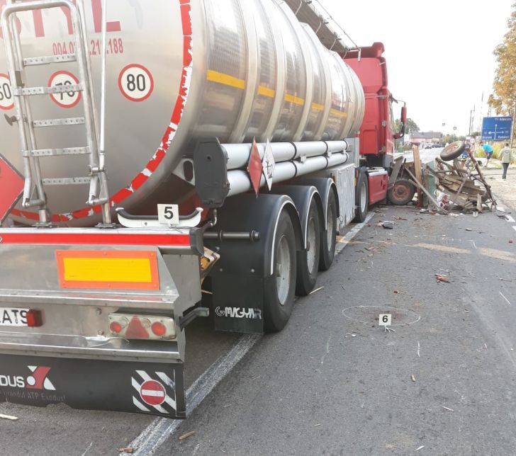 Accident grav pe DN1D, la Ciorani! Trafic blocat! O cisternă a intrat într-o căruță
