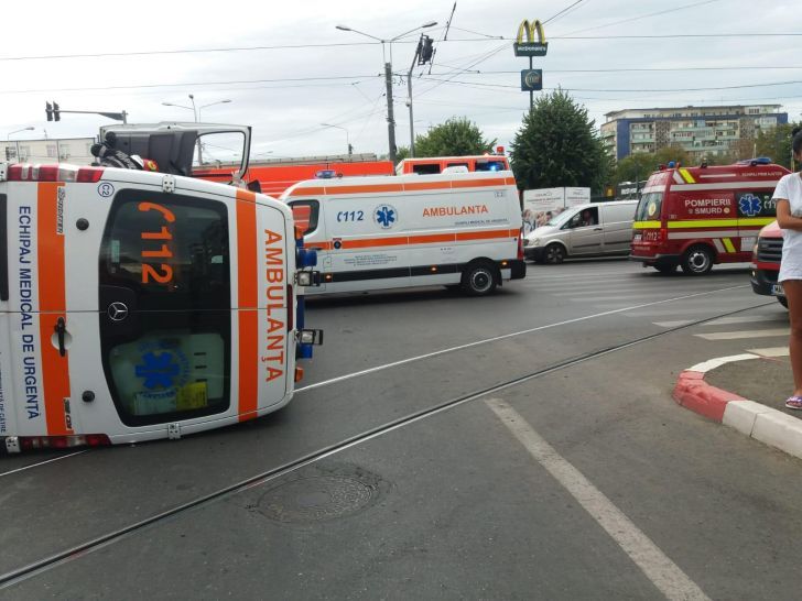 FOTO Ambulanţă cu pacient implicată într-un accident la Ploieşti! Trei persoane ranite!