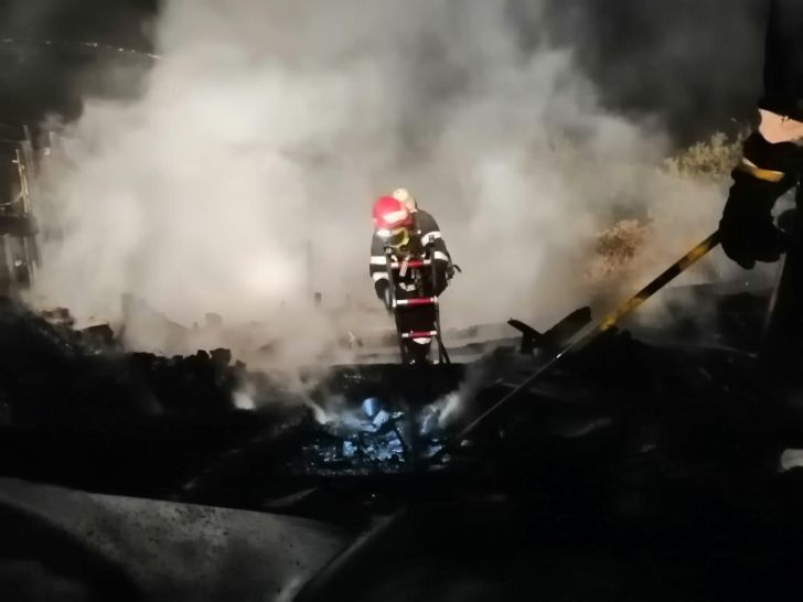 Incendiu violent în Vărbilău. O casă a ars din temelii