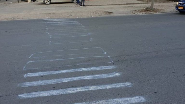 Tineri cercetați penal pentru că au desenat cu creta o trecere pentru pietoni pe o stradă din Ploiești