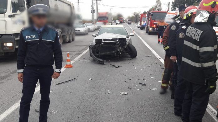 FOTO / Un taxi și un microbuz cu 7 pasageri, implicate într-un accident la intrarea în Ploiești!