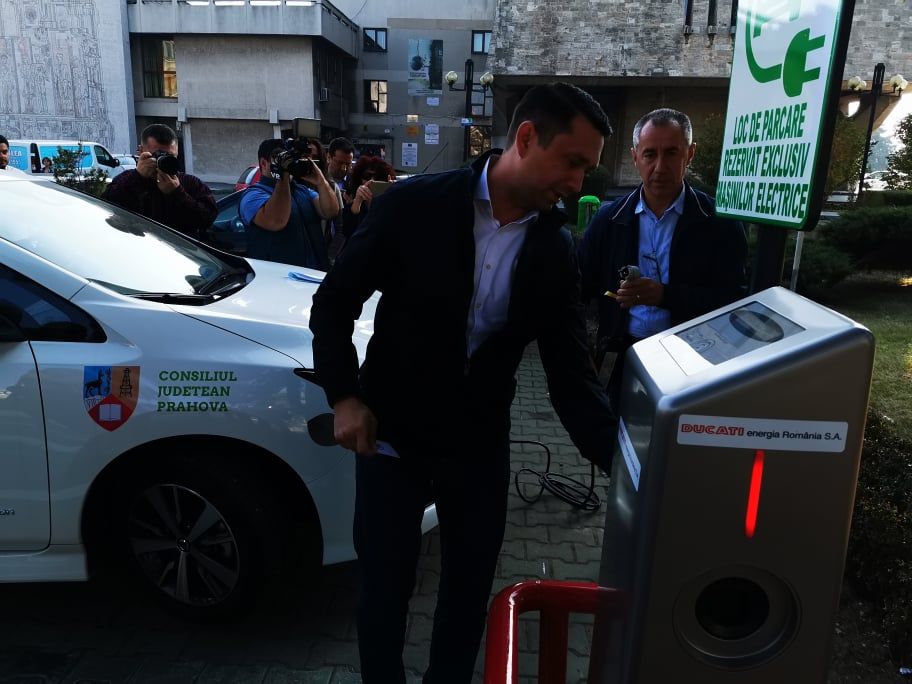 VIDEO| Stație de încărcare gratuită pentru vehicule electrice la Ploiești !