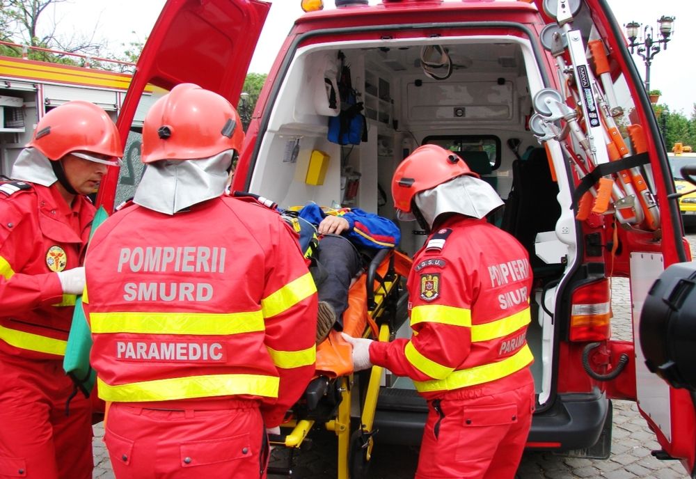Echipaje Smurd au intervenit la Liceul Tehnologic Baltești! Trei adolescente au avut nevoie de îngirjiri medicale