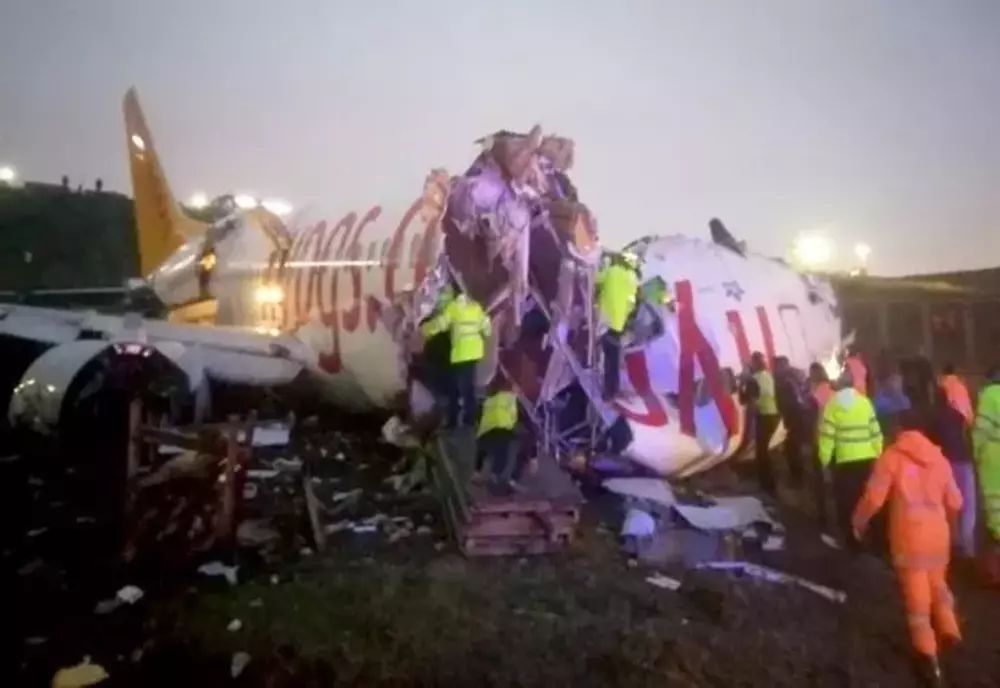 Un avion s-a rupt în două la aterizare în Turcia. Pasagerii, evacuați urgent - VIDEO